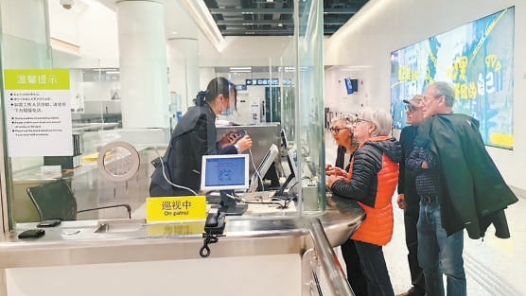 北京：应对五一外籍游客高峰 地铁站配置多语种翻译机